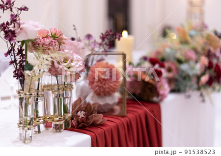 結婚式の披露宴会場に飾ってある花 91538523