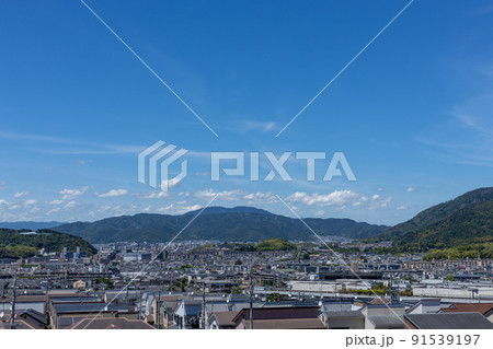 宇治市御蔵山から臨む山科方面の青空の風景 91539197
