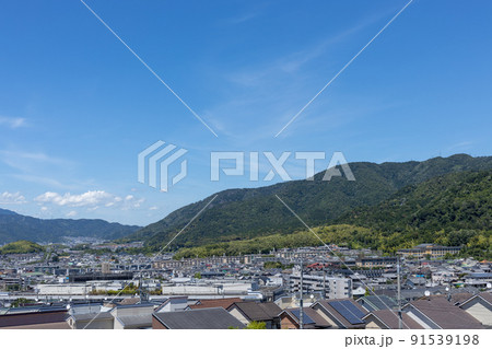 宇治市御蔵山から臨む山科方面の青空の風景 宇治市御蔵山から臨む山科方面の青空の風景 91539198