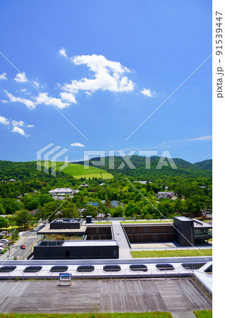 梅雨明けの爽やかな若草山 91539447