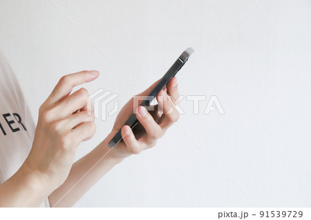 スマホを操作する手元 91539729