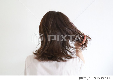 髪の毛を触る女性 91539731