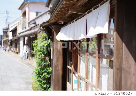 佐原の町並みと白いのれん 91540627