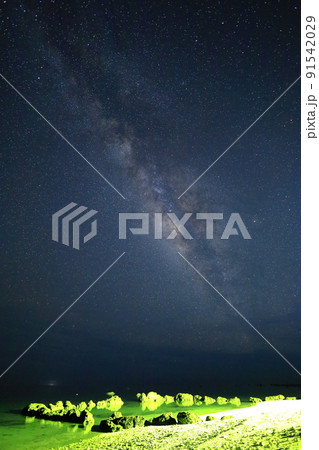 星空保護区　石垣島白保海岸の満天の星空 91542029