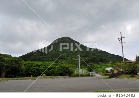 石垣島　玉取崎展望台より金武岳を望む 91542482