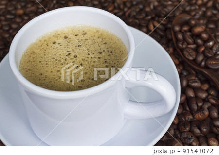 Cup of coffee and coffee beans background. Food and beverage concept. Copy space 91543072