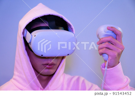 VRゴーグルと男性　VR NFT メタバース　カラフル 91543452