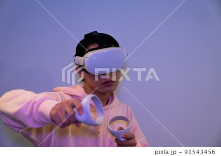 VRゴーグルと男性　VR NFT メタバース　カラフル 91543456