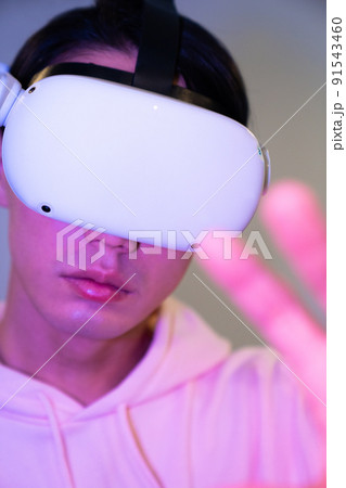 VRゴーグルと男性 VR NFT メタバース カラフル VRゴーグルと男性 VR NFT メタバース カラフル 91543460