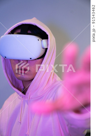VRゴーグルと男性 VR NFT メタバース カラフル VRゴーグルと男性 VR NFT メタバース カラフル 91543462