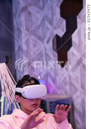 ハンモックに座る男性 ゲーミングカフェ VR NFT メタバース リモートワーク ハンモックに座る男性 ゲーミングカフェ VR NFT メタバース リモートワーク 91543473
