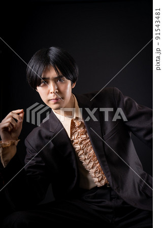 かっこいい男性のファッションポートレート レトロ フリルシャツ かっこいい男性のファッションポートレート レトロ フリルシャツ 91543481