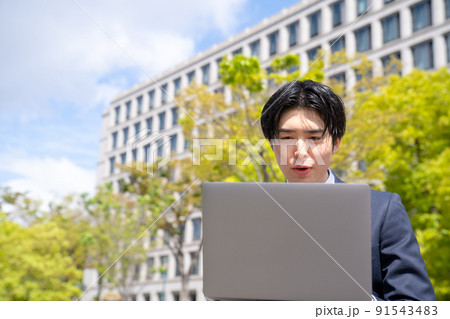 屋外でリモートワークをする男性のポートレート 屋外でリモートワークをする男性のポートレート 91543483