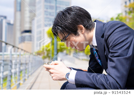 ソシャゲにハマる男性のポートレート サボリーマン ソシャゲにハマる男性のポートレート サボリーマン 91543524