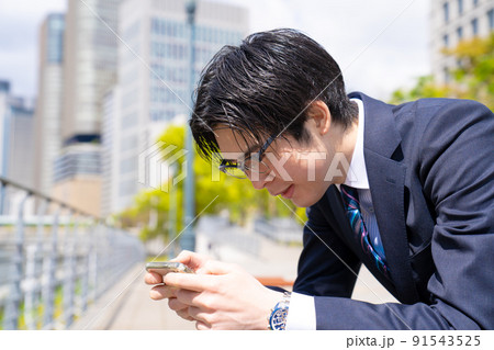 ソシャゲにハマる男性のポートレート サボリーマン ソシャゲにハマる男性のポートレート サボリーマン 91543525