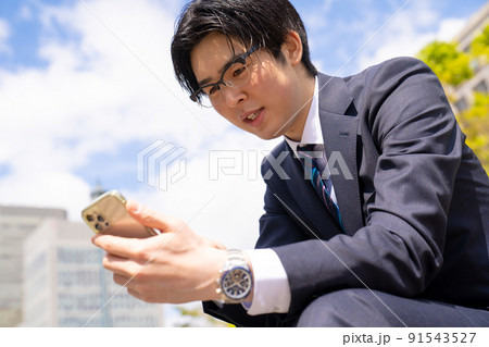 ソシャゲにハマる男性のポートレート　サボリーマン 91543527