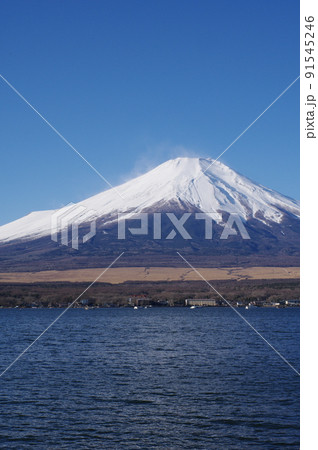 冬の富士山と山中湖 91545246