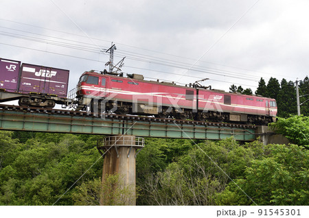 夏の北海道木古内町で橋を渡る貨物列車の風景を撮影 夏の北海道木古内町で橋を渡る貨物列車の風景を撮影 91545301