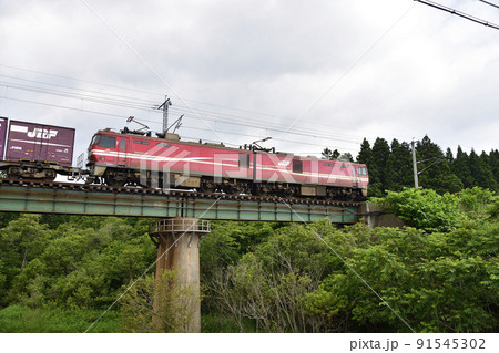 夏の北海道木古内町で橋を渡る貨物列車の風景を撮影 夏の北海道木古内町で橋を渡る貨物列車の風景を撮影 91545302