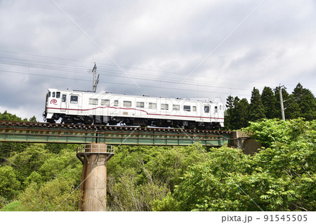 夏の北海道木古内町で橋を渡る道南いさりび鉄道の普通列車の風景を撮影 夏の北海道木古内町で橋を渡る道南いさりび鉄道の普通列車の風景を撮影 91545505