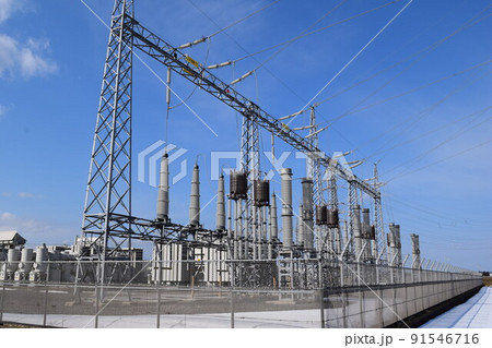 屋外変電設備と送電塔 91546716