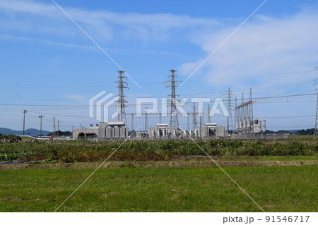 屋外変電設備と送電塔 屋外変電設備と送電塔 91546717