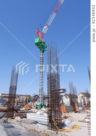 工事現場のタワークレーン 91546932