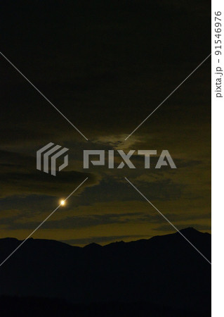 北杜市白州町、夜明けの空、雲間に一際輝く金星 91546976