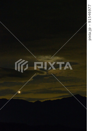 北杜市白州町、夜明けの空、雲間に一際輝く金星 91546977