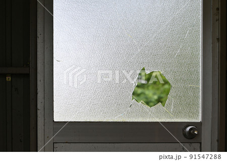 割れた窓ガラス 91547288