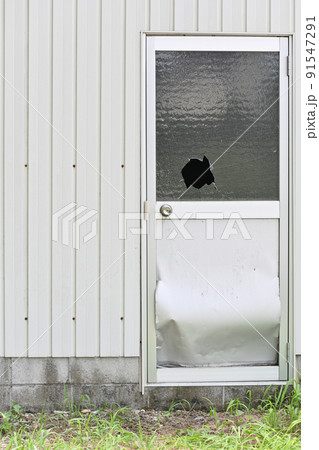 割れた窓ガラス 割れた窓ガラス 91547291