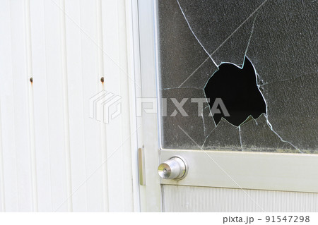 割れた窓ガラス 91547298