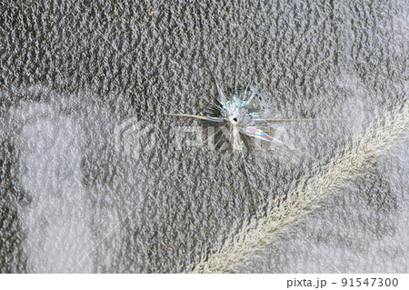 割れた窓ガラス 91547300