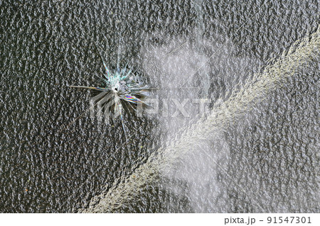 割れた窓ガラス 91547301