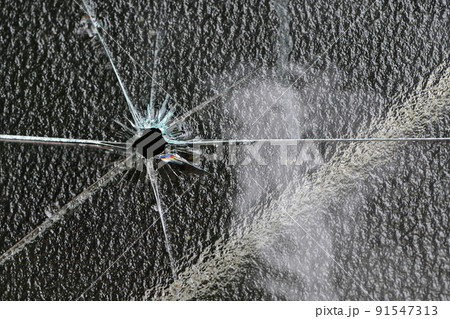 割れた窓ガラス 91547313