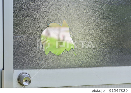 割れた窓ガラス 91547329