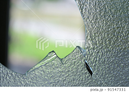 割れた窓ガラス 91547331