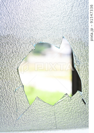 割れた窓ガラス 91547336