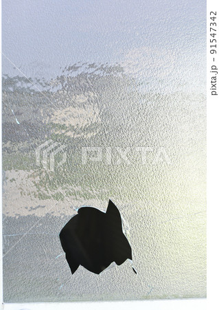 割れた窓ガラス 91547342