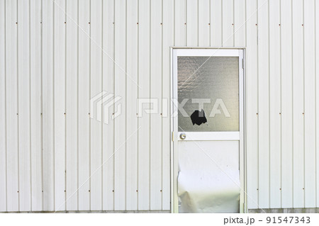 割れた窓ガラス 91547343