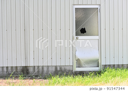 割れた窓ガラス 91547344