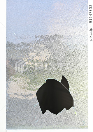 割れた窓ガラス 91547352