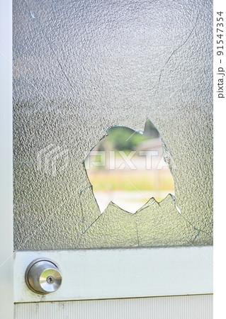 割れた窓ガラス 91547354