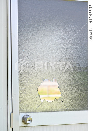 割れた窓ガラス 91547357
