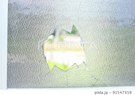 割れた窓ガラス 91547359