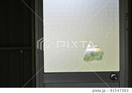 割れた窓ガラス 91547363