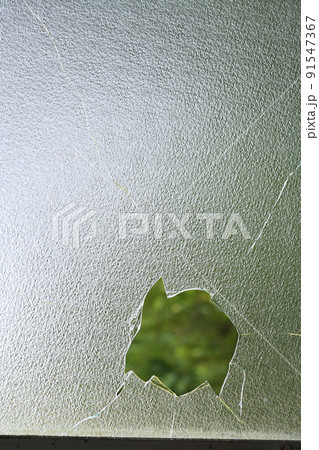 割れた窓ガラス 91547367