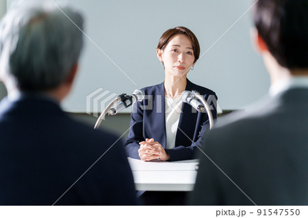 記者会見をするビジネスウーマン 91547550
