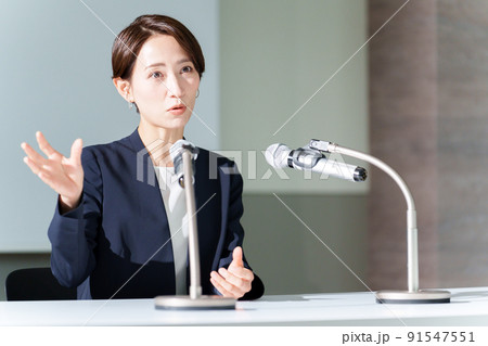 記者会見をするビジネスウーマン 91547551