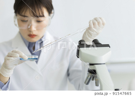 研究をする白衣の女性 実験 研究をする白衣の女性 実験 91547665